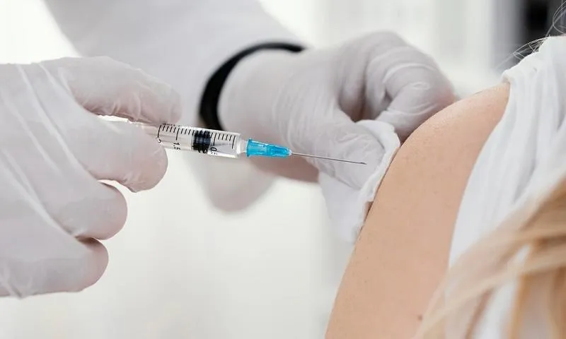 Đang có kinh có tiêm vaccine được không? Tiêm HPV có ảnh hưởng tới kinh nguyệt không?