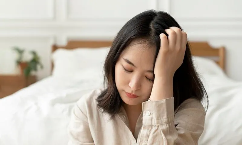 Ngủ dậy bị tê đầu là bệnh gì? Có nguy hiểm không?