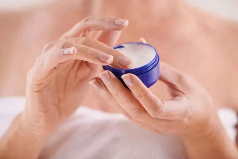 Sáp dưỡng ẩm Vaseline có tác dụng gì? Dùng như thế nào cho hiệu quả?