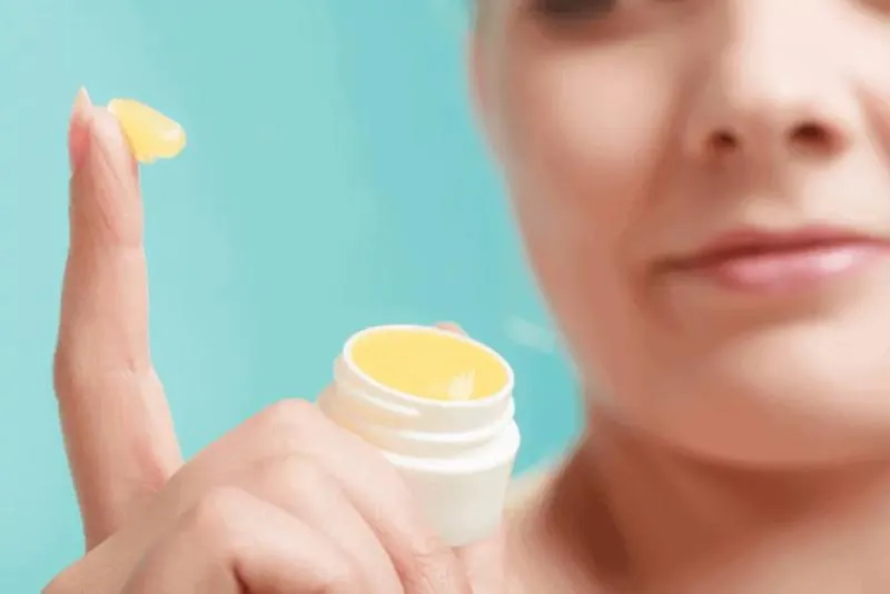 Sáp dưỡng ẩm Vaseline có tác dụng gì? Dùng như thế nào cho hiệu quả?