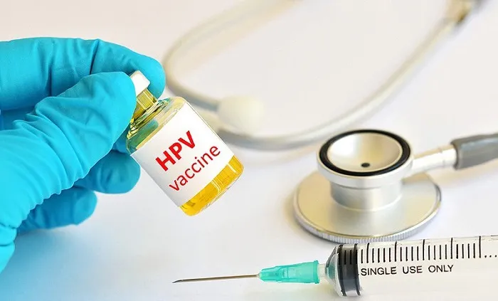 Đang có kinh có tiêm vaccine được không? Tiêm HPV có ảnh hưởng tới kinh nguyệt không?