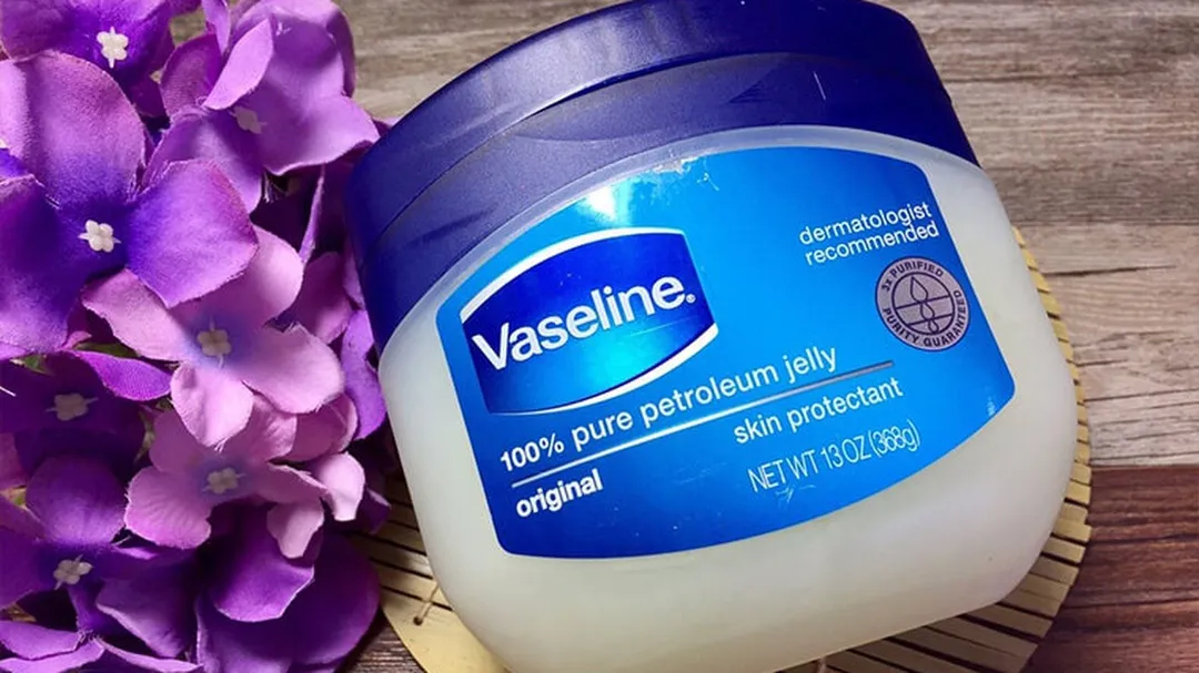 Vaseline dưỡng ẩm là gì? Công dụng của Vaseline dưỡng ẩm