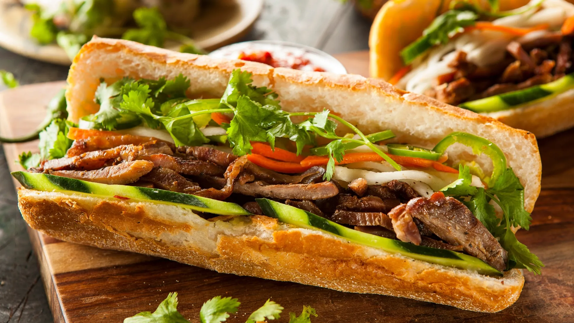 Sau khi xỏ khuyên có được ăn bánh mì không?